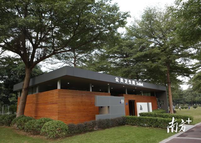 廣州一公園里的裝配式廁所。吳偉洪 許舒智 攝