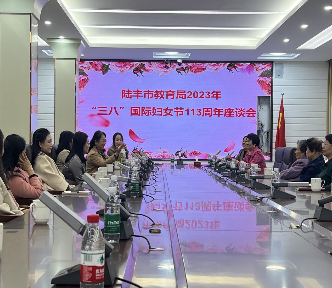 陸豐市教育局舉行慶?！叭恕眹H婦女節(jié)113周年座談會_1