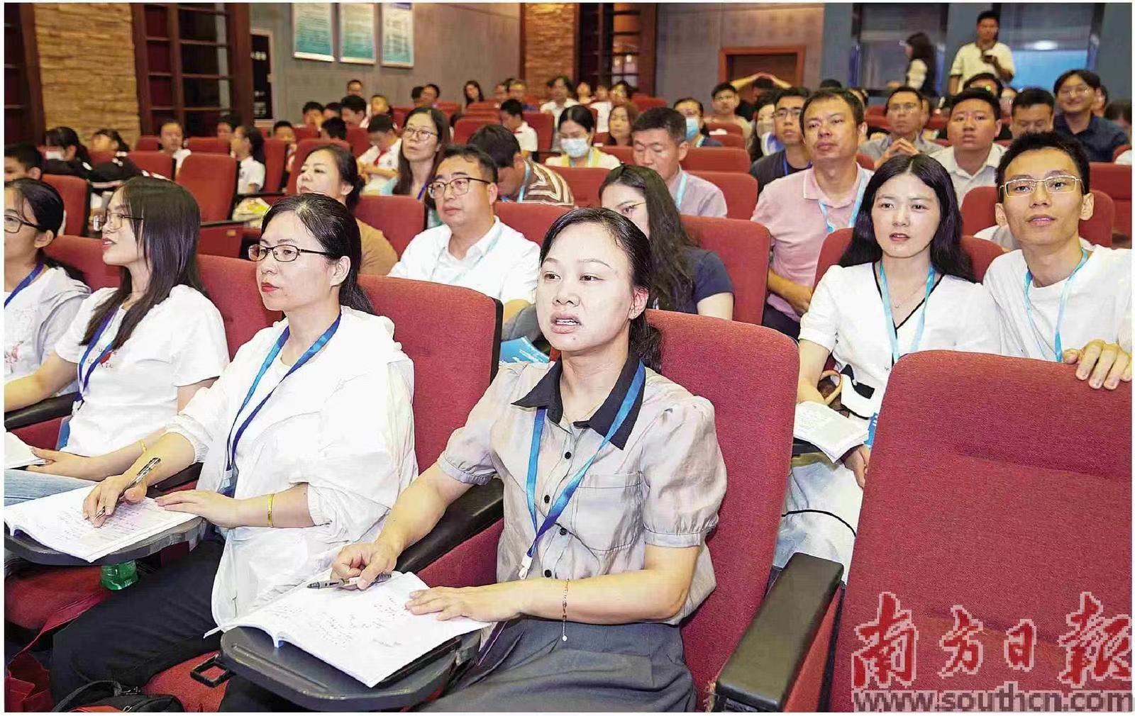 　　廣東切實加強教師隊伍建設(shè)管理改革，取得顯著成效。圖為2024年“全國科學(xué)教育暑期學(xué)校”中小學(xué)教師培訓(xùn)（廣州會場）在華南師范大學(xué)開班。南方日報記者 鐘志輝 攝